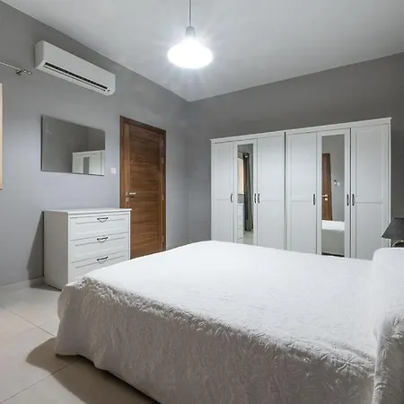 Swieqi Apartment *